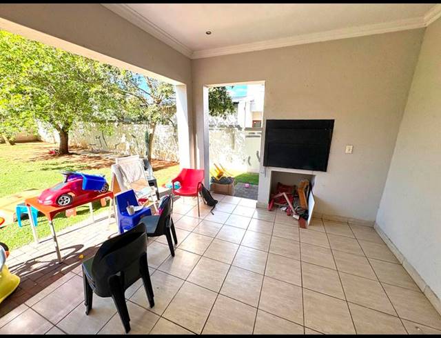 3 BEDROOM HOUSE FOR SALE IN MIDSTREAM HILL